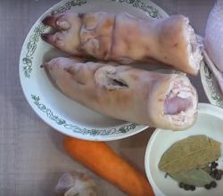Холодец из свиных ножек и курицы — рецепт для тех, кто следит за фигурой Холодец из свиных ножек и курицы